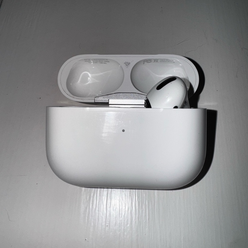 Airpods Pro 1st Gen Right Earbud And Case (9/10 condition)